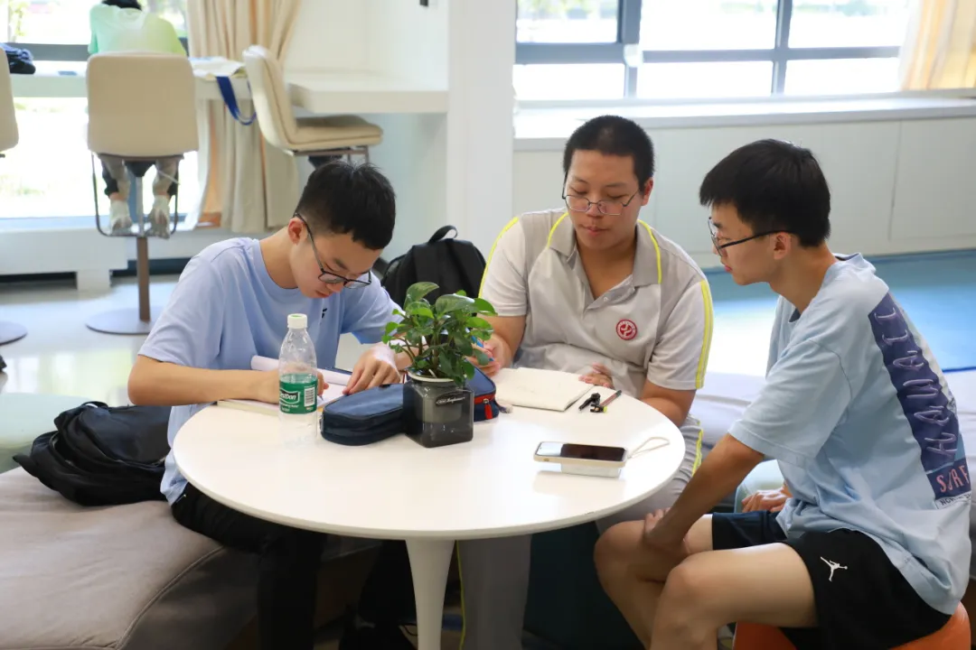 感受文化氛围 参观校园