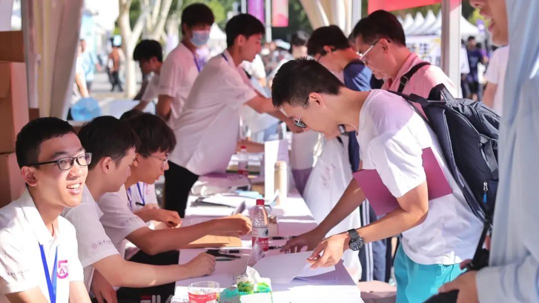 清華大學(xué)2025年各類本科招生多少人？附新生大數(shù)據(jù)及現(xiàn)場(chǎng)報(bào)到花絮