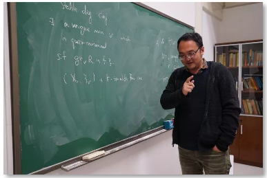 许晨阳在北京国际数学研究中心办公室